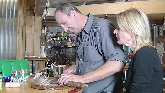 Wanita dewasa ini jabrim posisi misionaris sampai orgasme