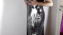Brytyjska dziwka telewizyjna nottstvslut w błyszczącej srebrnej sukni balowej. lateks z kapturem