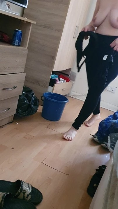 Stepmom doesn't wear panties under leggings, has hard sex