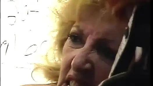 Sexorgie mit hengsten und reifen, die hardcore ficken und schwanz im freien lutschen