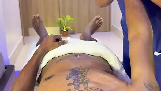 Amateur Spa Massage-session - Echtes Paar Interracial Happy End [vertikal 4K]