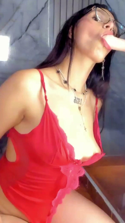 WHAT DO YOU THINK OF MY DEEP BLOWJOB.... DON'T TAKE YOUR EYES OFF ME