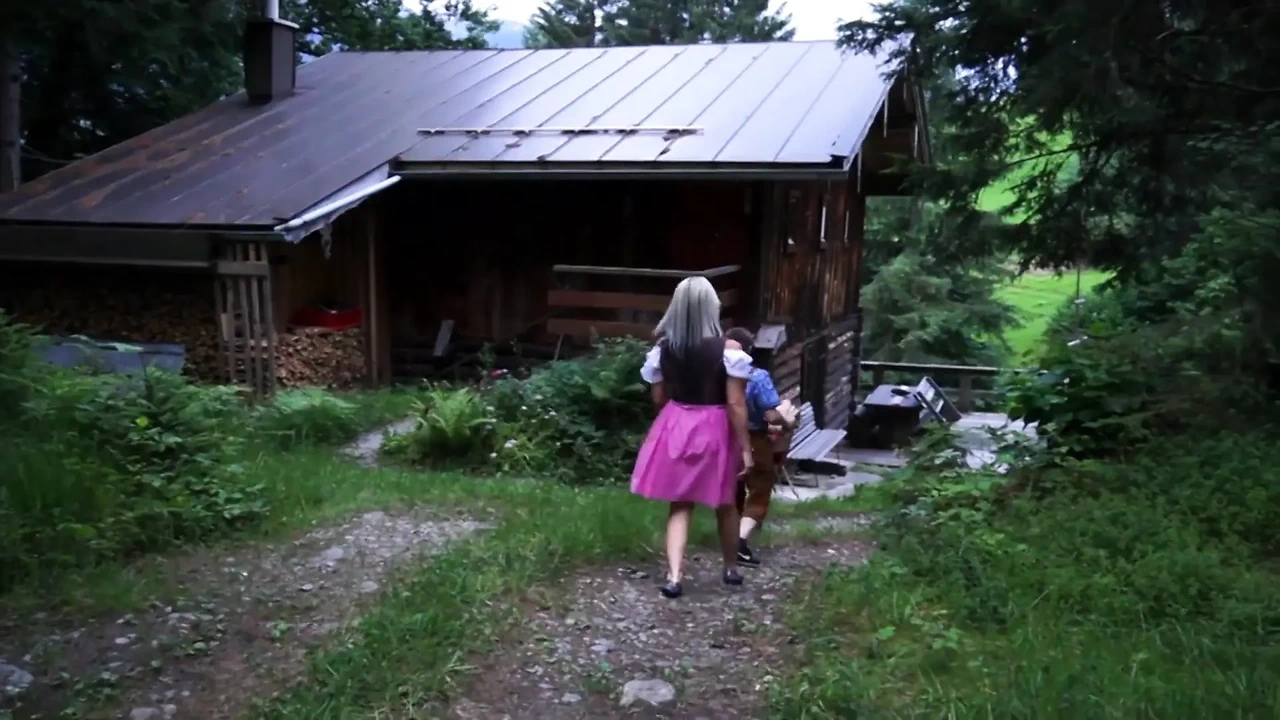 来自法国的金发女郎在小屋里吮吸和骑乘鸡巴