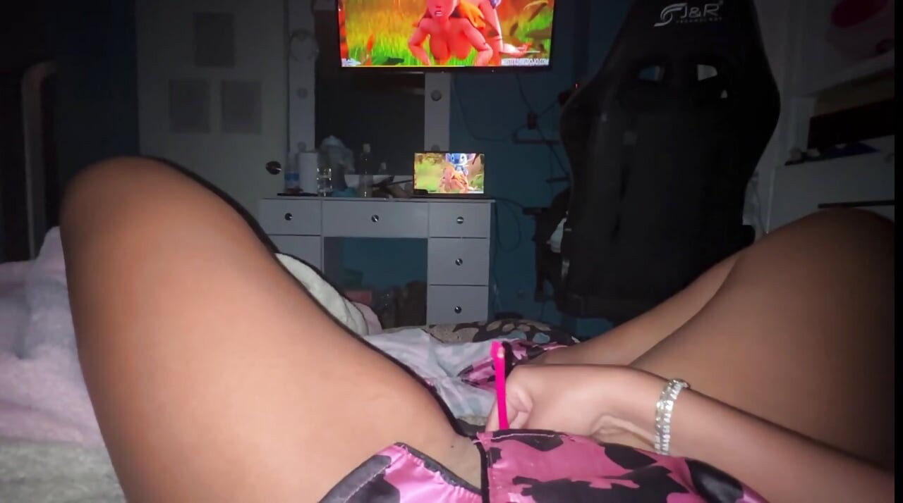 Watching hentai porn heats her up a lot, her pussy we want the one in the can