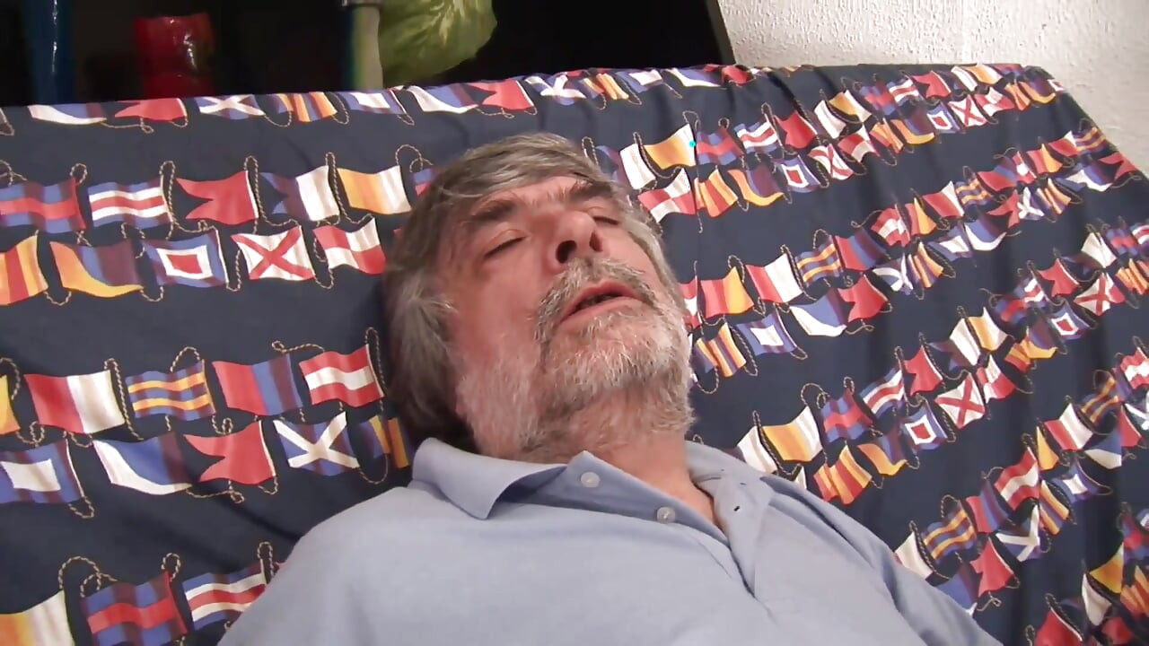 उसकी सेक्सी सौतेली बेटी की दृष्टि बहुत हॉट है और वह उसे चोदता है