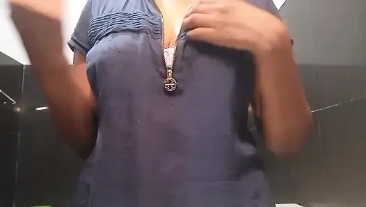 Büyük memeli ve ıslak amcıklı dildo şehveti ile banyo odasında Sri Lankalı kız musterbasyonu