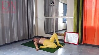 Regina Noir. Yoga in calzamaglia gialla che fa yoga in palestra. Una ragazza senza mutandine sta facendo yoga. Un atleta si allena in una sa