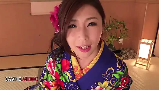 Ayumi Shinoda kamerada baştan çıkarıcı kimono giyerken harika sakso çekiyor
