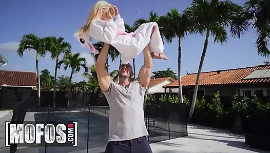 MOFOS - zierliche alice merches und sadie hartz reiten schwanz im freien nach ihrem wilden osterei-abenteuer