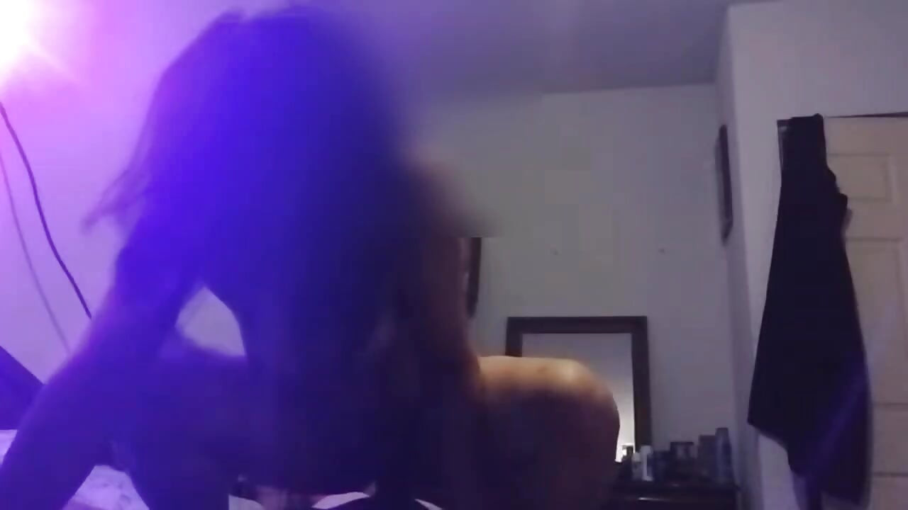 经过一天的工作后，轮到我的婊子在阴户里用 Loooong 鸡巴