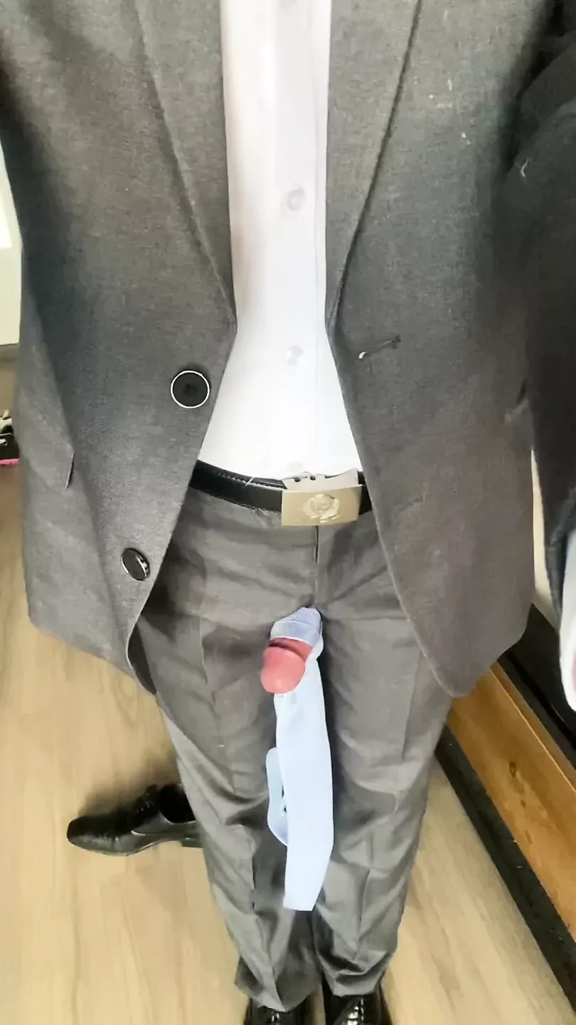 彼の角質のドレスシューズをファックするためにパパのスーツを着て