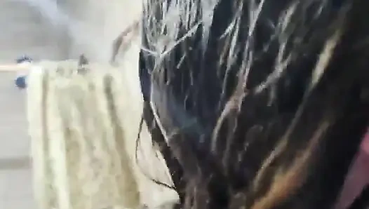 Nehmen Sie mein Bad mit squirting am Anfang zur Entspannung