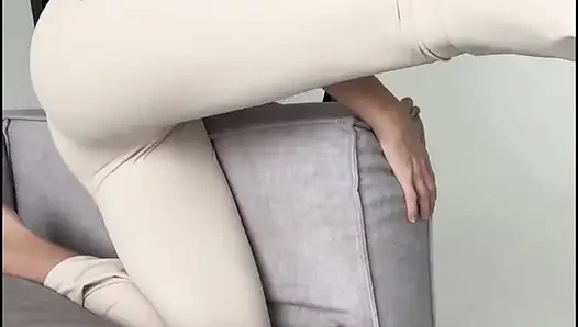 Yoga rumah yang sempurna - pantat dengan legging ketat - dewi seksi