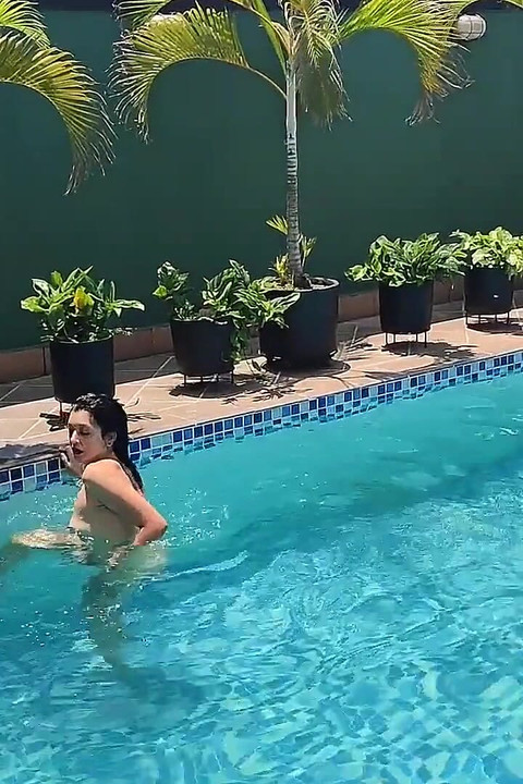 Sex de după-amiază în cuplu la piscină care se distrează futându-se și având parte de un moment bun