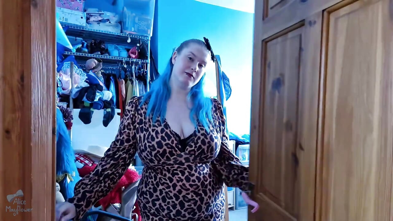 Strip Show, Toy Show & BJ - Solo Girl