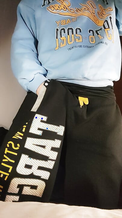 Ultra Murdar DirtyJunkbro Urinează În Șosete Și Pantofi Sport