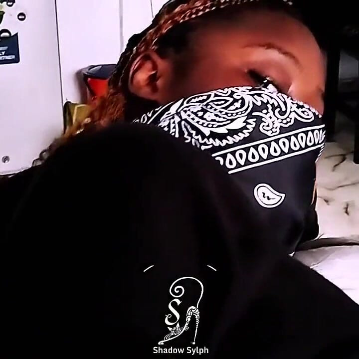 Sevimli kız sakso çekiyor ve sınıf arkadaşı tarafından sikiliyor