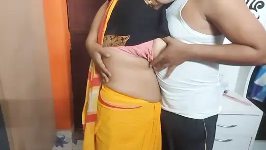 Sehr schönes indisches molliges mädchen, das romantik hat.