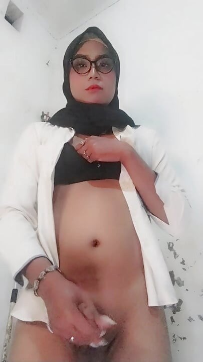 Hijab-opettaja haluaa laueta suuhusi