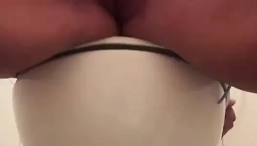 Cewek sange ini dientot habis-habisan di toilet sampai orgasme