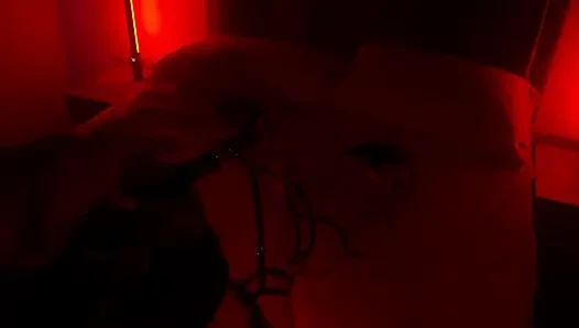 Rotes Zimmer mit meinem Liebhaber, während mein Mann bei der Arbeit ist