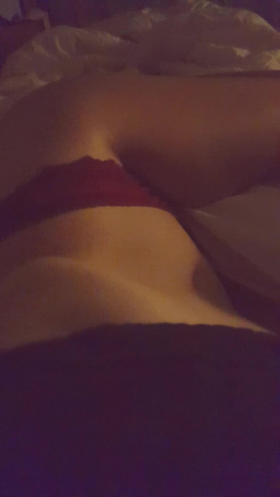 I'm waiting to fuck me hard in my bed