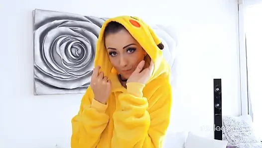 İnanılmaz seksi pikachu ıslak tıraşlı geniş deliğini açmanın tadını çıkarıyor
