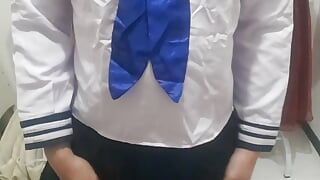 Азиатский кроссдрессер мастурбирует в японской матросской униформе, косплей