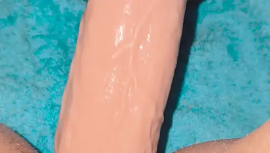 Tante seksi ana liz lagi asik muasin lubang pantatnya pakai 2 dildo bergantian