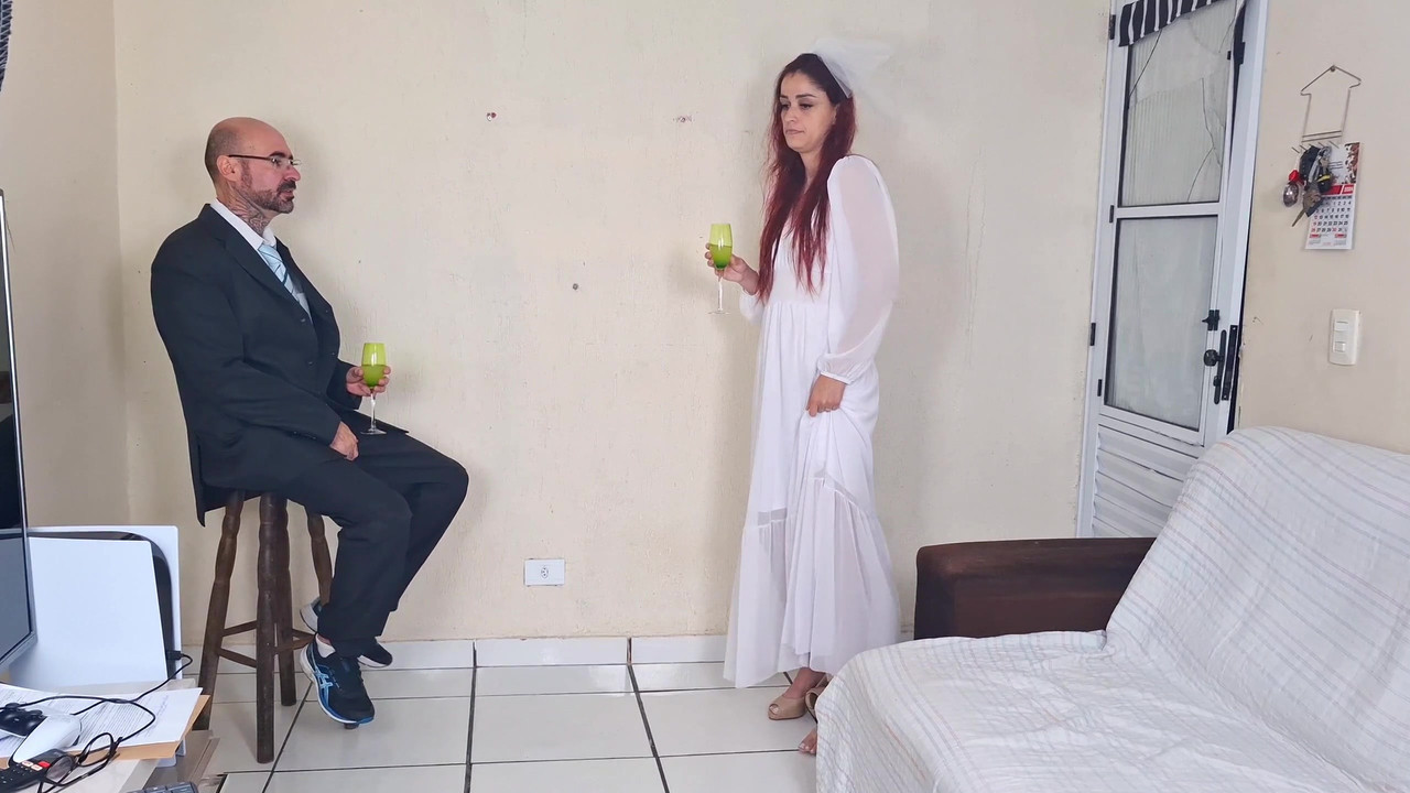 新婚新娘在拍照，而她的丈夫在外面等待