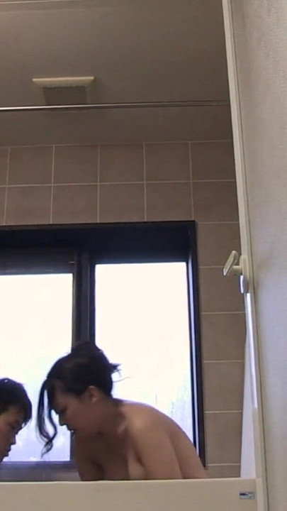 Zapanjujući trenutak iz "JAPANSKA DJEVOJKA PUŠI SPERMU S KURCA NAKON ŠTO JE POJEBANA NA"