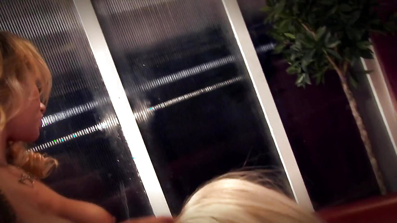 Rubia caliente gime mientras milf mete un juguete en su agujero