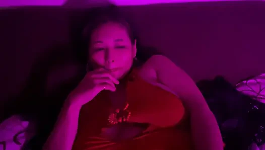 Membantu wanita yang sudah menikah masturbasi menggunakan dildo