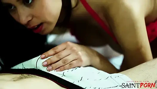 Paula Pearl ham yarak almanın tadını çıkarıyor