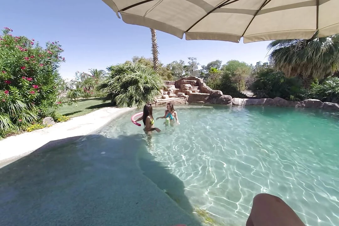 Sex în trei lângă piscină