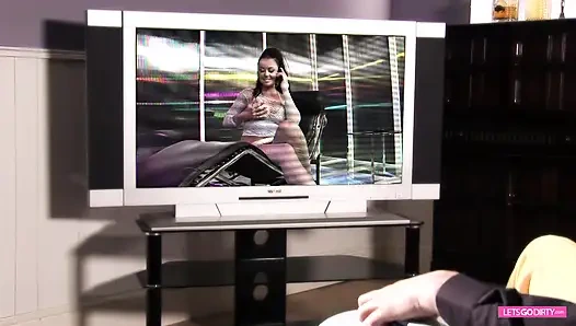 Cewek rambut cokelat dengan stoking jala dan sepatu hak tinggi dientot enak