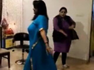 Индийская тетушка танцует