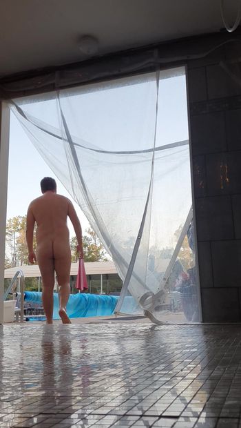 ウェスリー-公共のシャワーで裸