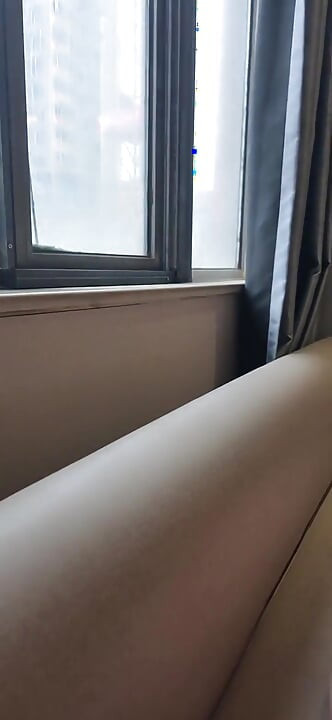 La travestie Tingxuan se masturbe près de la fenêtre de sa chambre
