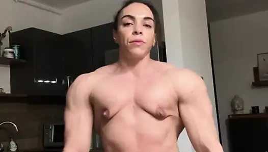 Чернокожая мама требует подчинения под мясистыми мышцами