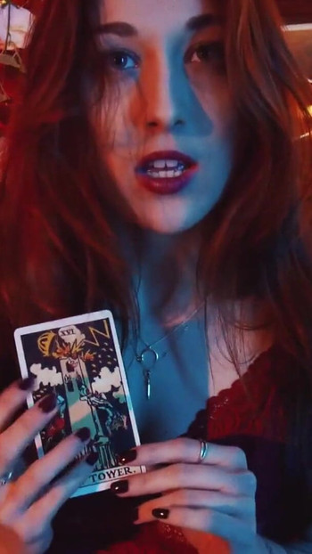 Kihagyhatatlan pillanat az "ASMR JOI - The Tarot Game" című filmből.