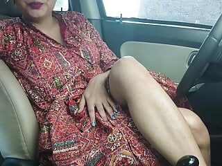 Zum ersten mal reitet sie meinen schwanz im auto, öffentlicher sex, indisches desi-mädchen saara, sehr hart im auto gefickt