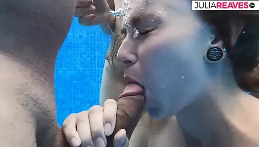 Schönheiten lecken sperma vom schwanz, nachdem sie es hart lutscht hat