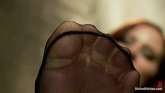 Maitresse Madeline'in bakış açısı ayak fetişi bonusu!