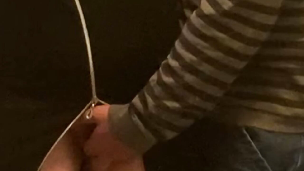 Palcowanie ogolonej cipki dziwki w miejscu publicznym