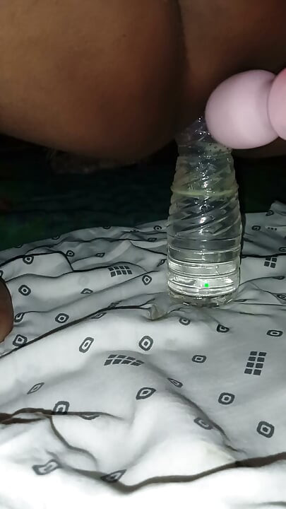 印度村婦用瓶子自慰的淫蕩畫面