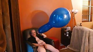 109) Branlette perverse avec un ballon à la tache par son papa Balloonbanger