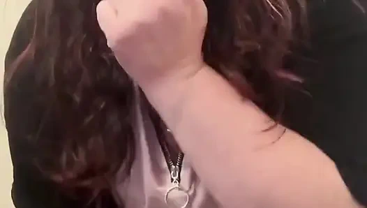 Mengendum dan menggambarkan kentut pantat bau yang intens