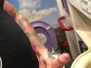 Velký penis, sexy chlap ve vlaku WC