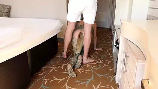 UNTERWÄRTIGES KÄTZCHEN MIT ARSCHLOCH-CREAMPIE HART IN MUND UND ARSCH GEFICKT